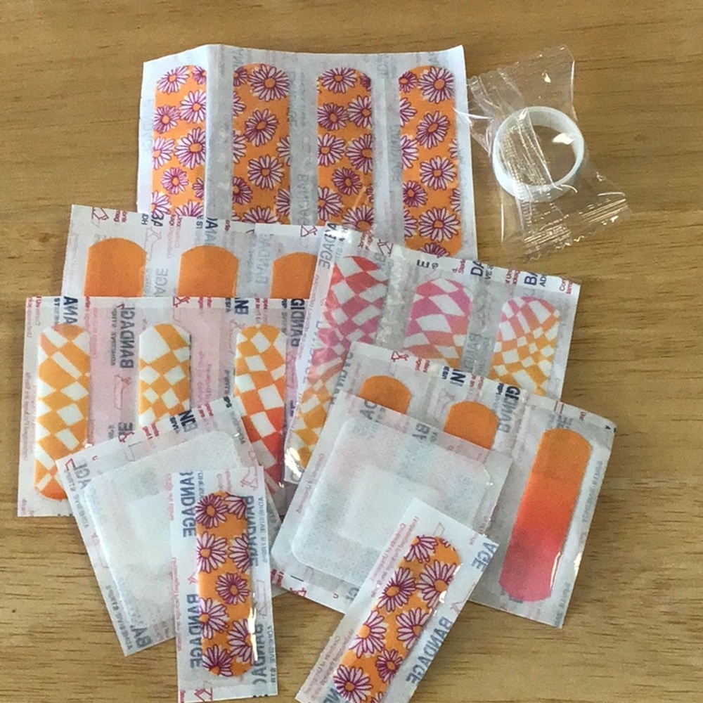 Careus 21 Count First Aid Kit - Picture 6 of 10